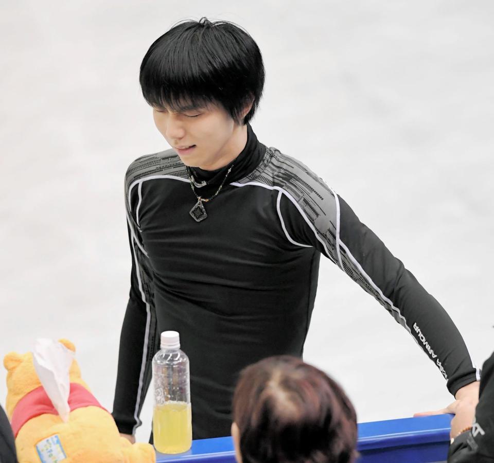 公式練習を終えて険しい表情で引き揚げる羽生結弦＝９日