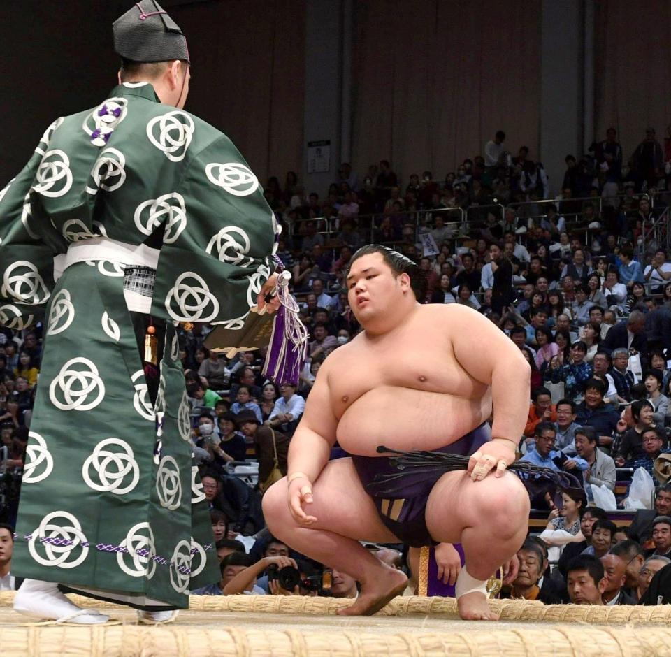 　日馬富士を破り勝ち名乗りを受ける阿武咲