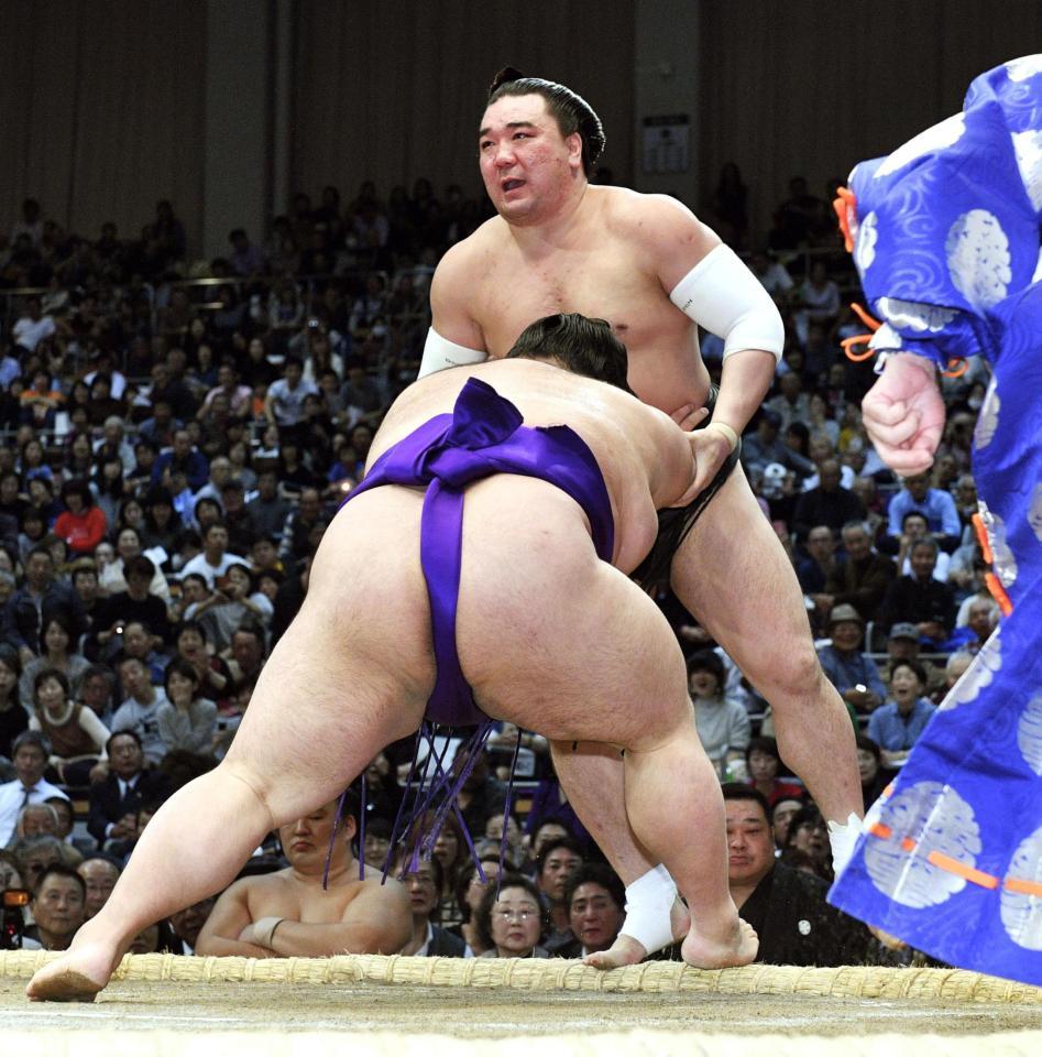 　日馬富士が押し出しで貴景勝に敗れる＝福岡国際センター