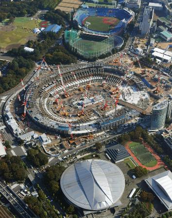 　建設が進められる新国立競技場＝１０月２７日、東京都新宿区