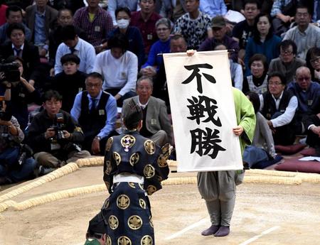 日馬富士の休場で玉鷲が不戦勝となる＝福岡国際センター