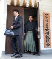 九州場所を休場することになり、伊勢ケ浜親方（左）と共に部屋を出る日馬富士