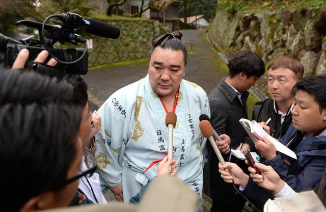 【写真】日馬富士の背後にのしかかる「暴力」の２文字