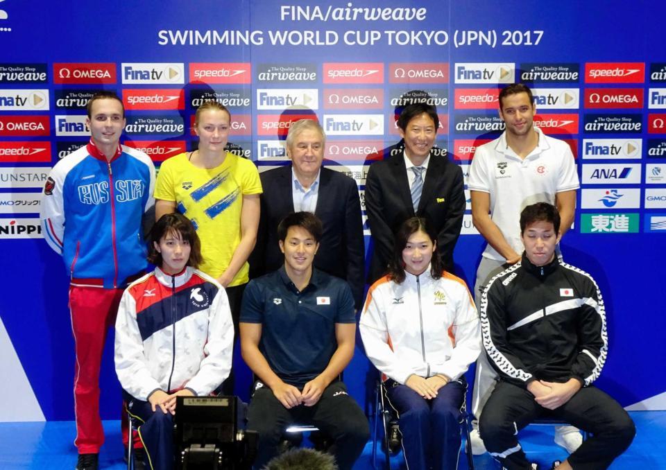 　短水路の競泳Ｗ杯東京の前日会見に出席した大橋（前列左端）