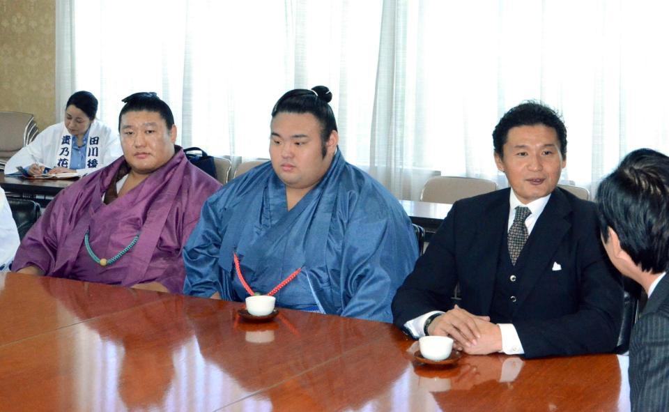 　事件後の今月２日に田川市役所の二場公人市長を訪ねた（右から）貴乃花親方、貴景勝、貴ノ岩