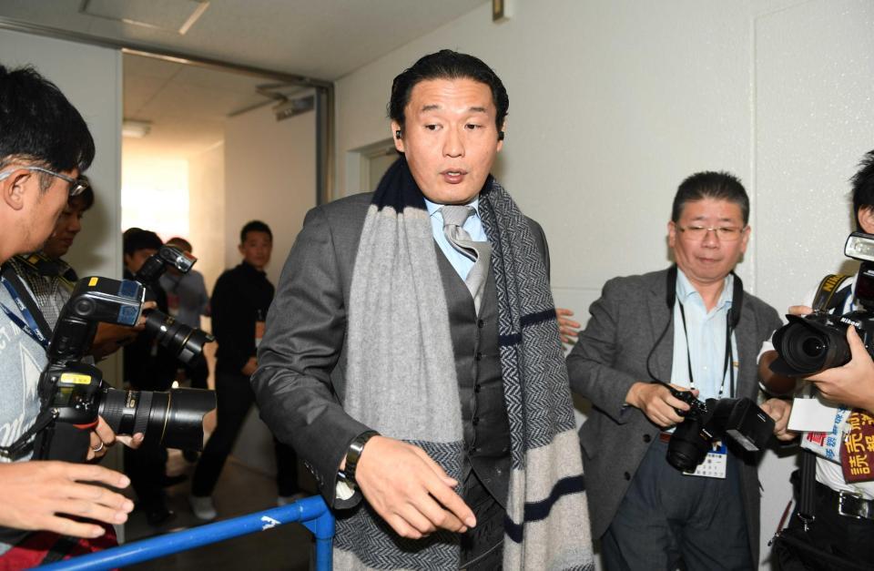 　場所入りし報道陣に囲まれる貴乃花親方