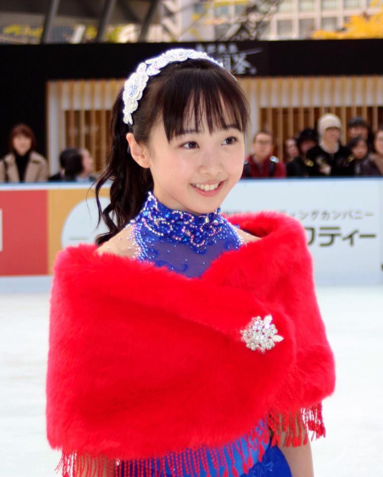 ＪＲ大阪駅前のアイスリンクで滑走イベントを行った本田望結＝大阪・うめきた広場