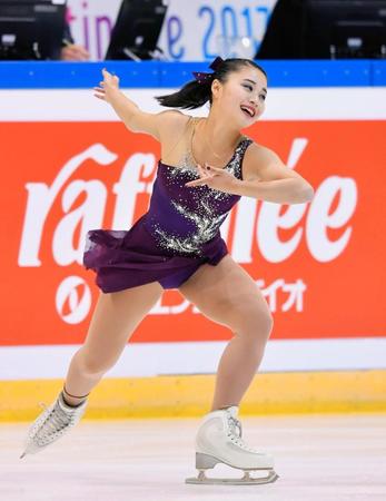 演技する白岩優奈（共同）