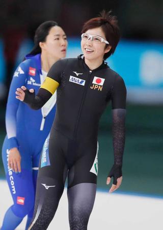 　女子５００メートルで優勝し笑顔を見せる小平奈緒（共同）