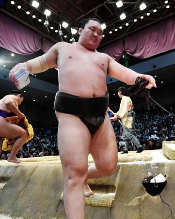 　全勝を守り意気揚々と引き揚げる白鵬
