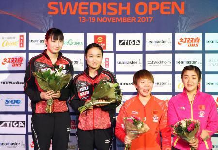 　女子ダブルスで優勝し、表彰台で笑顔の（左から）早田、伊藤組＝ストックホルム（国際卓球連盟提供・共同）