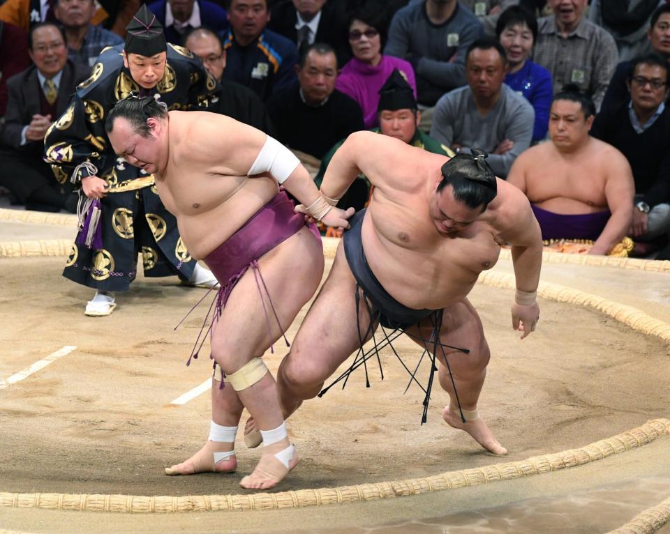 宝富士（左）に下手投げで敗れ、５敗目を喫した稀勢の里