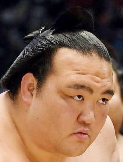 休場の稀勢の里、腰部挫傷と左足前距腓靱帯損傷　１カ月の安静加療と診断