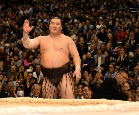 土俵を割った白鵬は立ち合いでタイミングが合ってなかったことをアピールする＝福岡国際センター