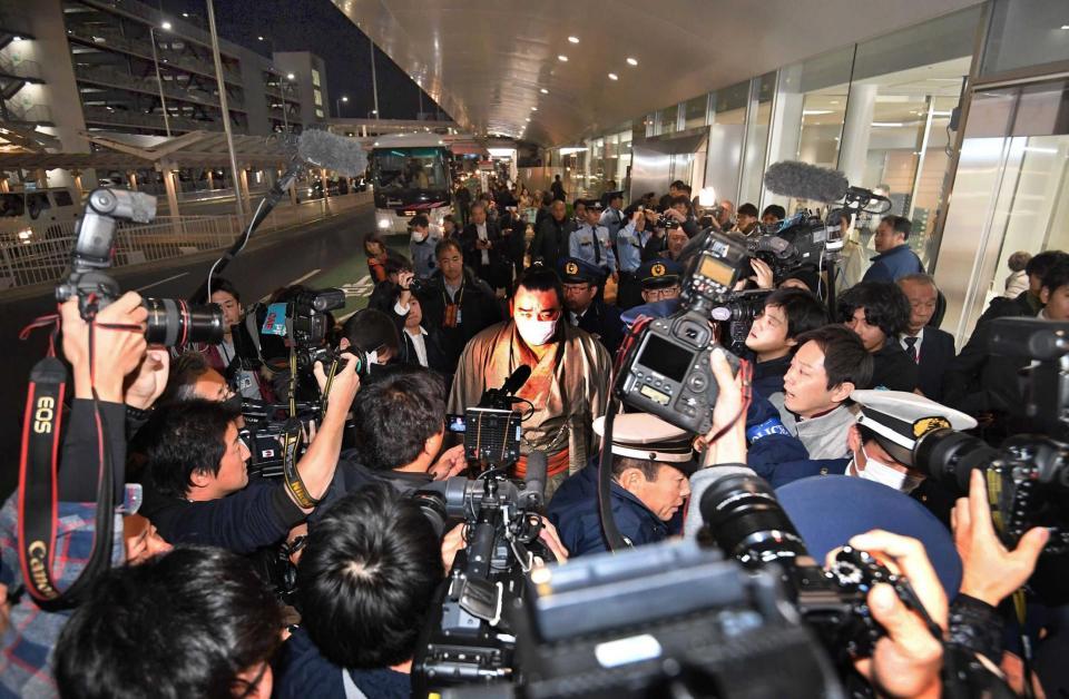 　東京から空路で福岡に戻り、大勢の報道陣に囲まれる日馬富士