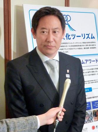 　大相撲の横綱日馬富士関の暴行問題について、取材に応じるスポーツ庁の鈴木長官