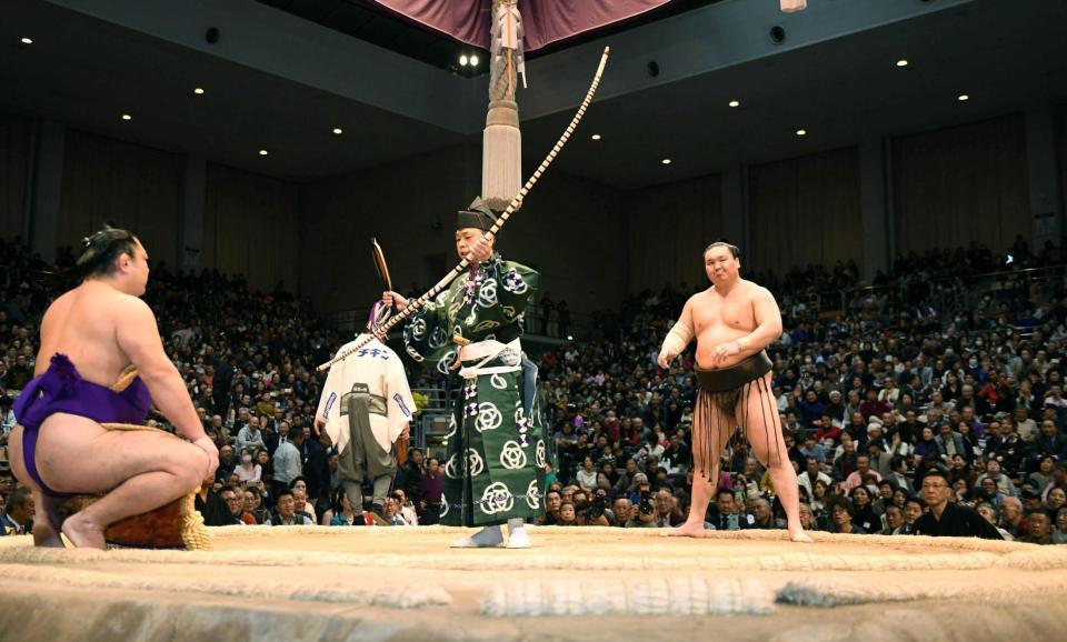 　土俵上でぶ然とした表情の白鵬（右）