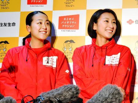 　イベントに出席し、笑顔で取材に応じる浅田真央さん（左）と舞さん＝２４日、東京都内