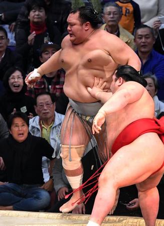 【大相撲九州場所１４日目・阿武咲－北勝富士】阿武咲（手前）に突き出しで敗れた北勝富士（撮影・佐藤雄太朗）