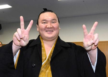 　通算４０回目の優勝を決め、支度部屋で笑顔を見せる白鵬