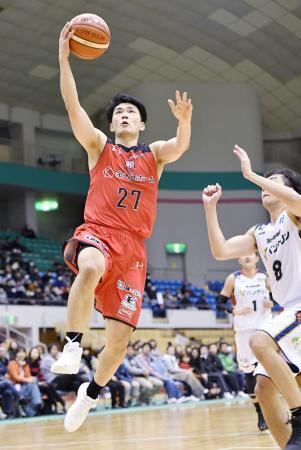 　横浜-千葉　第２クオーター、シュートを決める千葉・石井（左）＝盛岡タカヤアリーナ