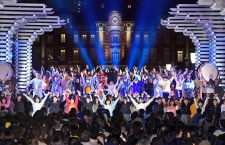 　東京駅前で開催された、２０２０年東京五輪・パラリンピック関連イベントのコンサート＝２６日夜