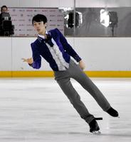 右足から外れたテープをぶら下げながら演技する須本光希