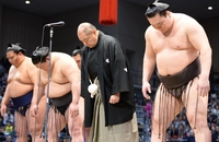 協会あいさつで頭を下げる八角理事長（右から２人目）と白鵬（右端）