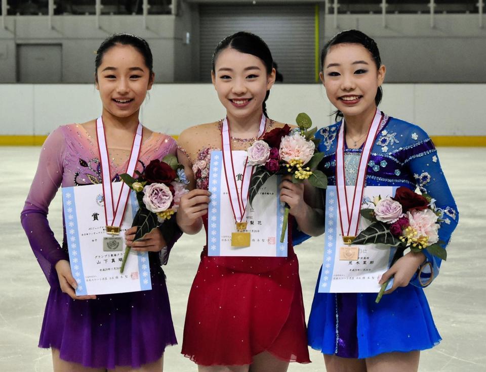 優勝した紀平梨花（中）と２位の山下真瑚（左）、３位の荒木菜那