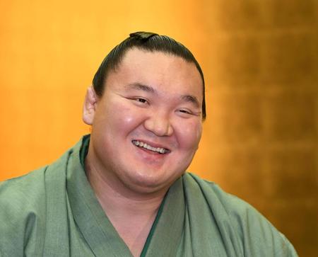 優勝から一夜明け、笑顔で会見する白鵬＝グランドハイアット福岡（撮影・田中太一）