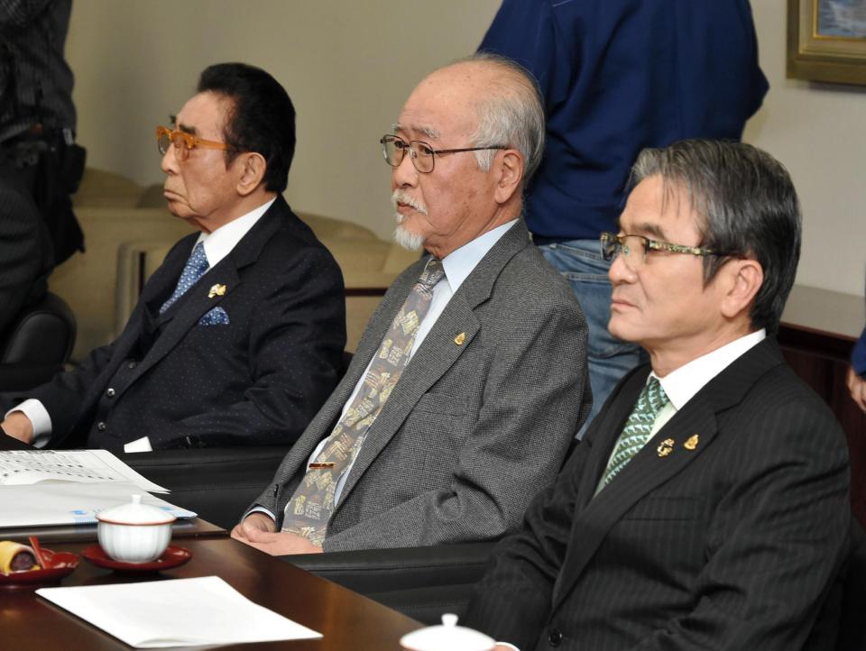 横綱審議委員会に臨む北村委員長（中央）＝両国国技館（撮影・出月俊成）