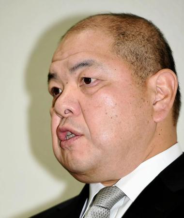 記者会見に応じる八角理事長＝スポーツ庁