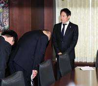 鈴木大地スポーツ庁長官（右）に深々と頭を下げる八角理事長＝スポーツ庁（撮影・開出牧）