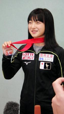 　銀メダルを獲得したスケートアメリカから帰国した坂本花織