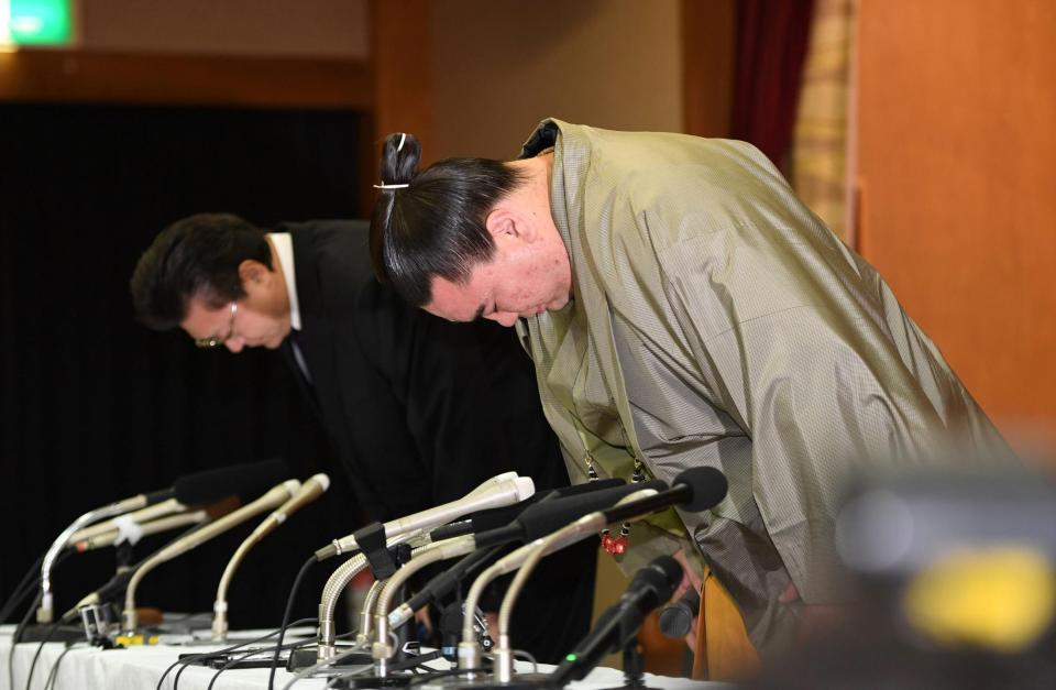 深々と頭を下げる（手前から）日馬富士と伊勢ヶ浜親方＝太宰府天満宮境内（撮影・田中太一）