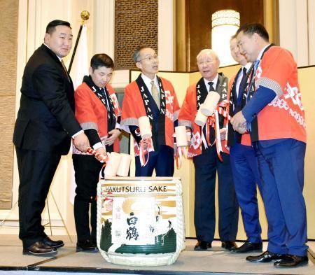 　在モンゴル日本大使館が開いた天皇誕生日の記念レセプションに出席した元朝青龍のダグワドルジ氏（左端）＝２９日、ウランバートル（共同）