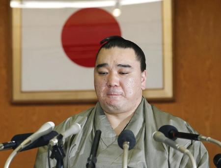 　引退の記者会見で唇をかむ横綱日馬富士