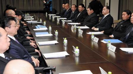 　貴乃花理事（右端）らが出席し理事会が行われる
