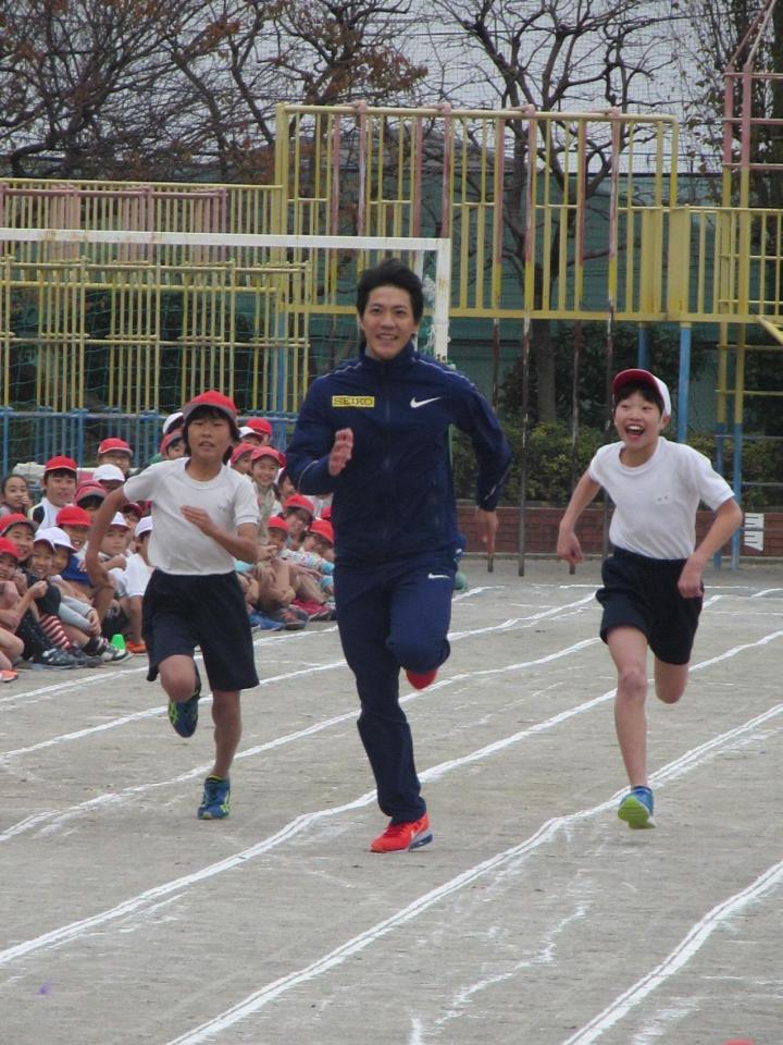 子どもたちと競走する山県亮太