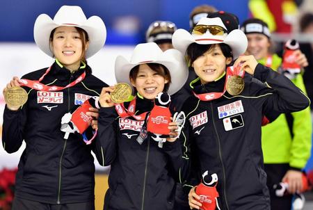 　表彰式で金メダルを掲げる（左から）菊池、高木菜、高木美