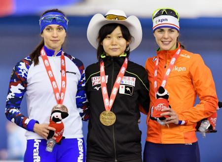 　女子１５００メートルを１分５１秒７９の日本新で制し、金メダルを胸に表彰台に立つ高木美帆（中央）＝カルガリー（共同）