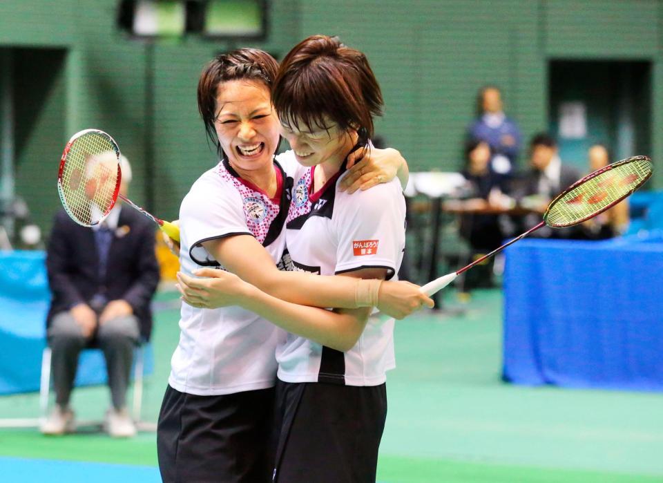 　女子ダブルスで初優勝を決め、喜ぶ福島（左）