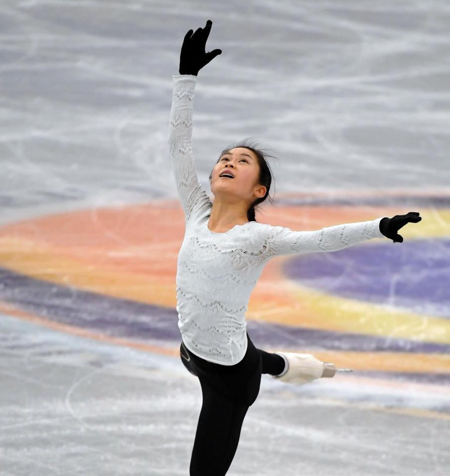 公式練習で調整する宮原知子＝日本ガイシホール（撮影・高部洋祐）