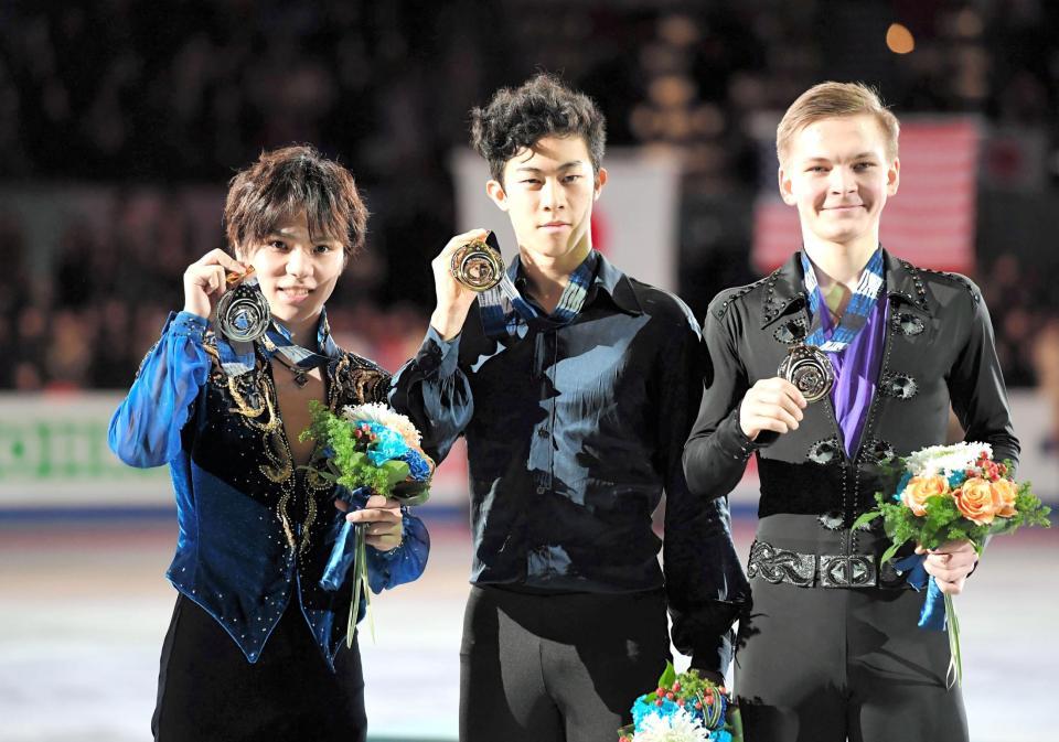 銀メダルを手に笑顔を見せる宇野昌磨（左）。中央は優勝のネーサン・チェン、右は３位のミハイル・コリャダ