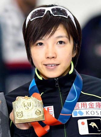 　女子５００メートルを３６秒５０の日本新で制し、金メダルを手にする小平奈緒（共同）