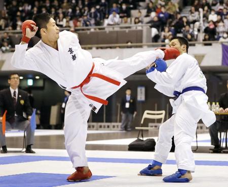 　男子団体組手準決勝　神奈川・五明（右）を攻める京都・荒賀龍＝東京武道館