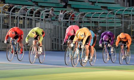 　決勝でゴールする１着の早坂秀悟（５）、２着の太田竜馬（６）、３着の原田研太朗（３）＝伊東温泉競輪場