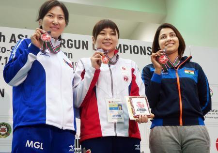 　女子１０メートルエアピストルで初優勝し、メダルを手に笑顔の小西ゆかり（中央）＝和光市総合体育館