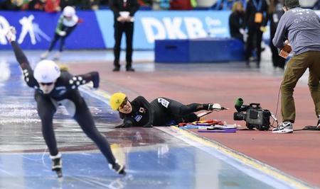 　女子マススタート決勝　転倒する佐藤綾乃（中央）