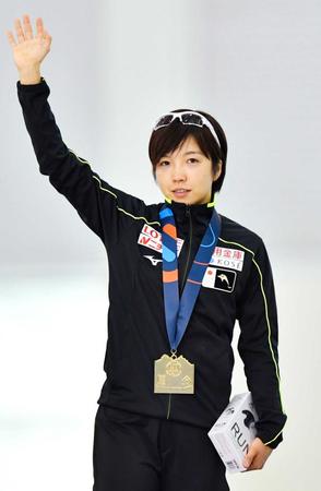 　女子５００メートルで優勝し、金メダルを胸に声援に応える小平奈緒